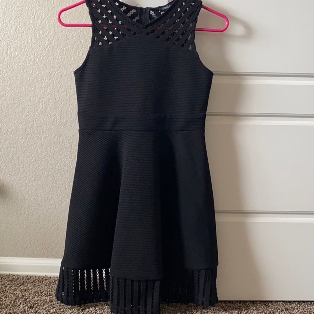 Cute black dress.